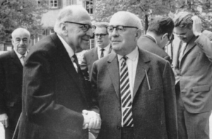 Escuela de Frankfurt.Max Horkheimer (izquierda), Theodor Adorno (derecha) y Jürgen Habermas (fondo derecha) en 1965 en Heidelberg.