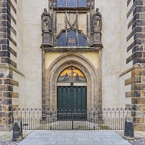 Lutero y las 95 tesis:Reconstrucción de las puertas de la iglesia del palacio donde Lutero clavó sus 95 tesis