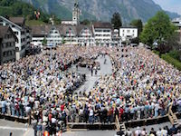 Una asamblea (Landsgemeinde) del cantón suizo de Glaris, en 2006.De Adrian Sulc, CC BY-SA 3.0, https://commons.wikimedia.org/w/index.php?curid=2192317